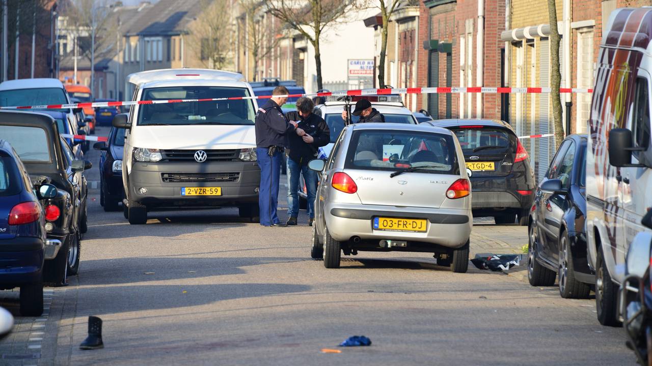 De vrouw werd op straat neergestoken (Foto: Jules Vorselaars/JV Media)