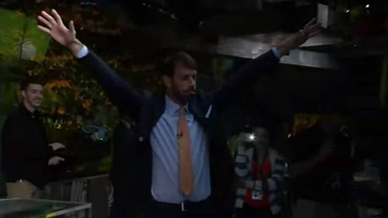 Van Nistelrooij juicht na behalen halve finale (foto: ESPN)