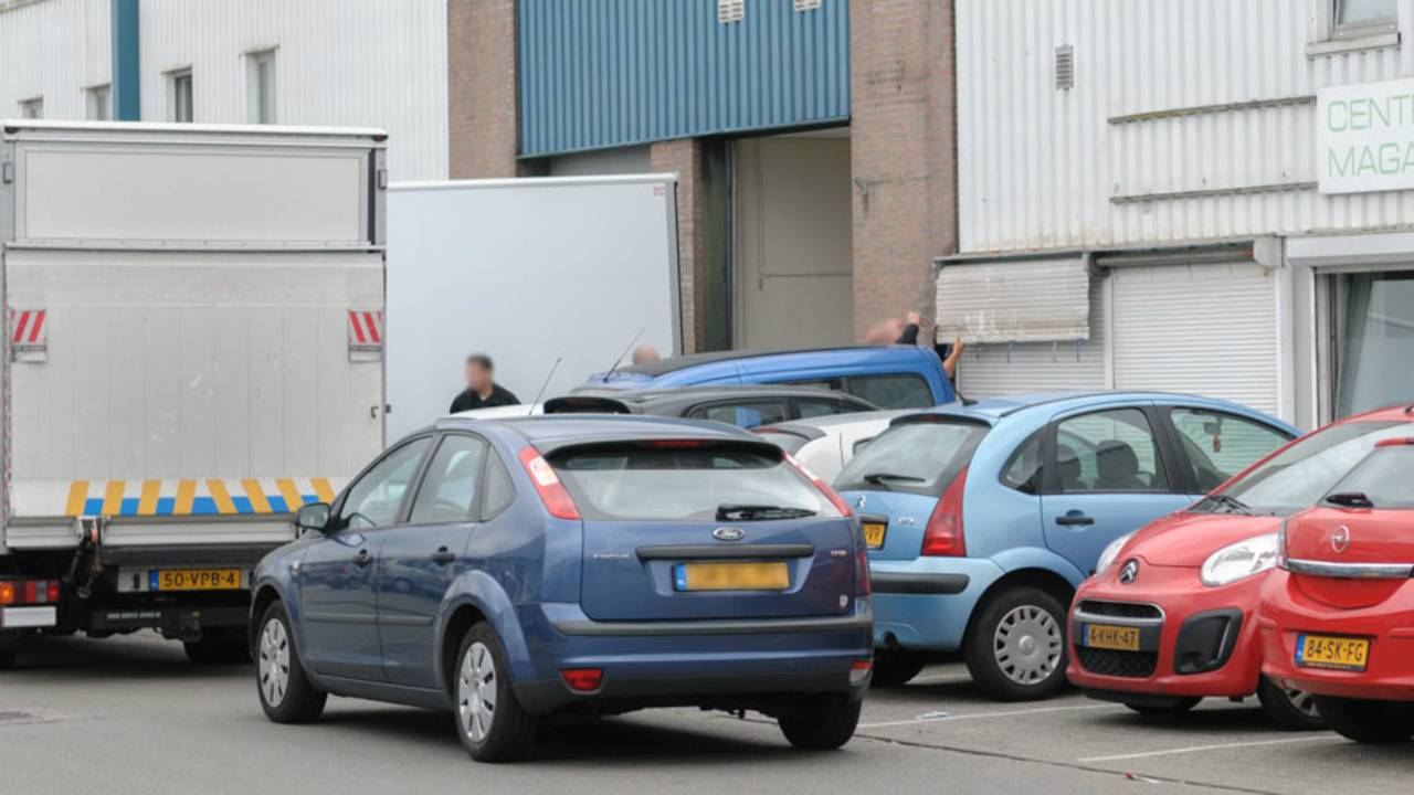 Politie ruimt hennep aan de Slingerweg in Breda. (foto:Tom van der Put/SQ Vision Mediaprodukties)