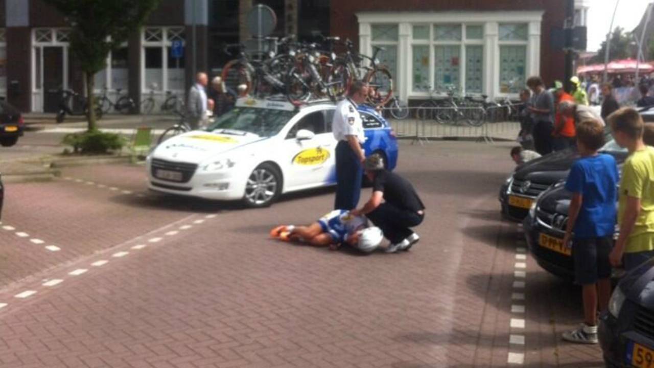Kenneth Vanbilsen rijdt tegen toeschouwer aan in Ster ZLM Toer (foto: Twitter).