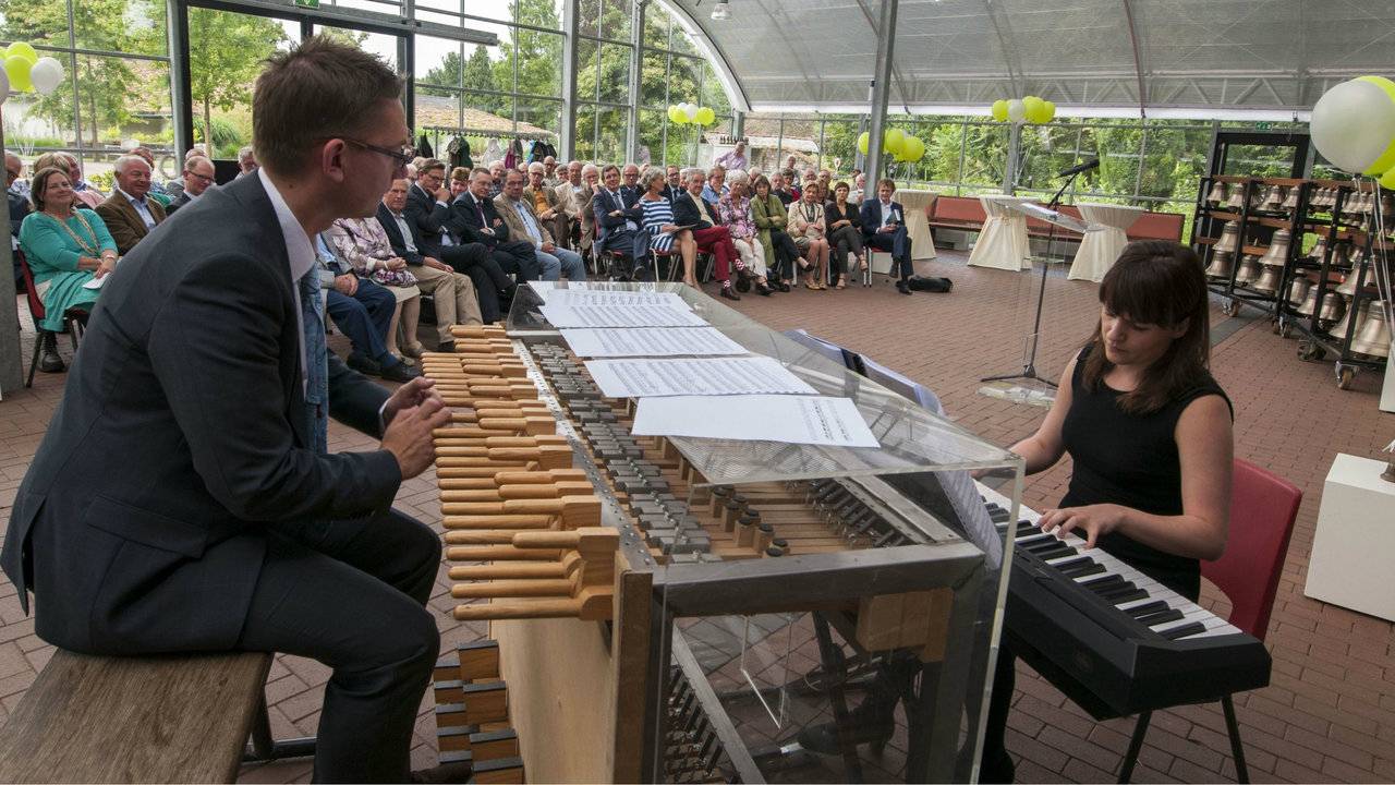 Beiaardier Frank Stijns speelt tijdens de presentatie van het boek