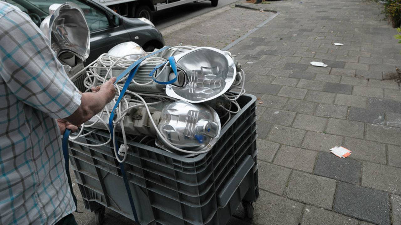 Lampen uit het pand aan de Heuvelstraat (Foto: Tom van der Put / SQ Vision)