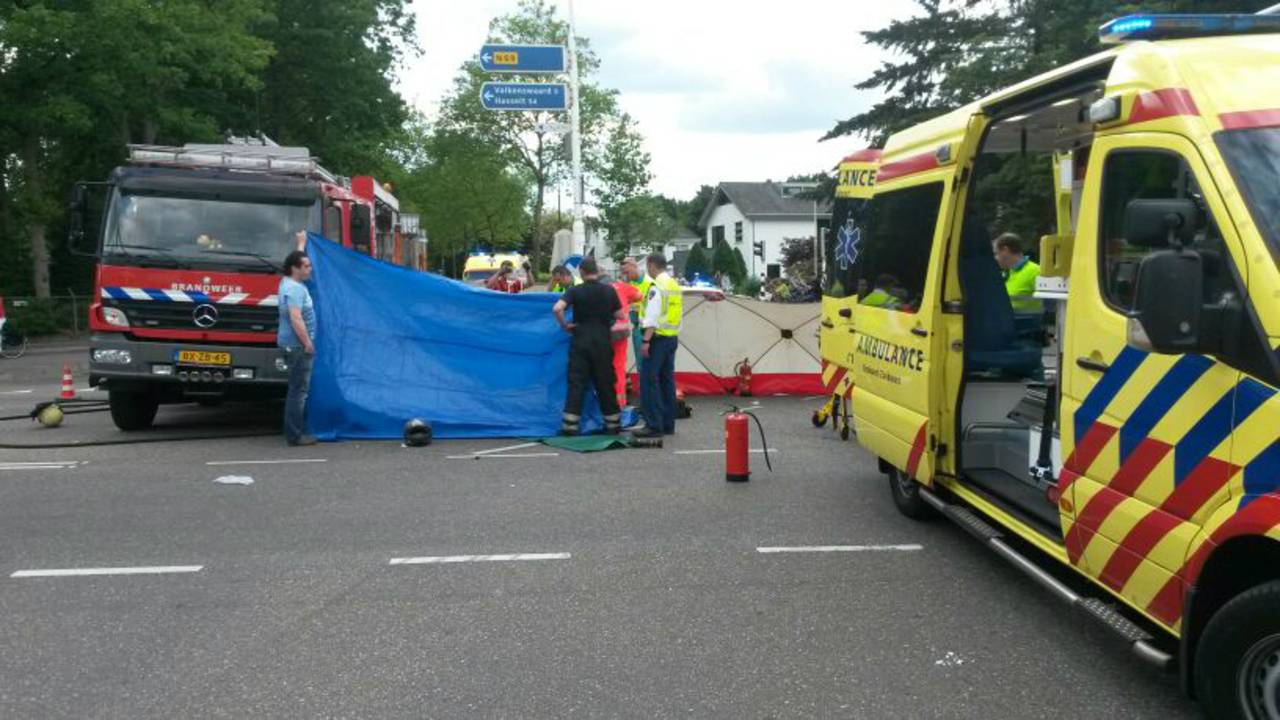 De motorrijder is zwaargewond geraakt (Foto: Rico Vogels)