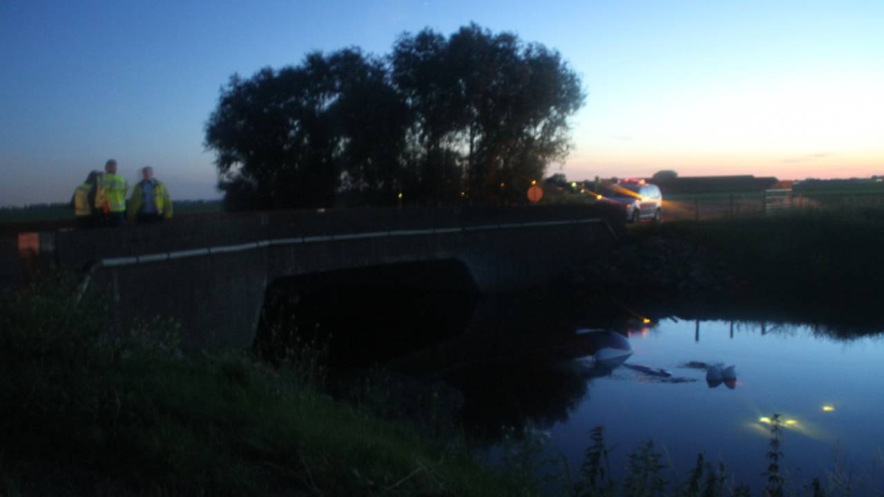 Auto in de sloot (foto: AS Media)