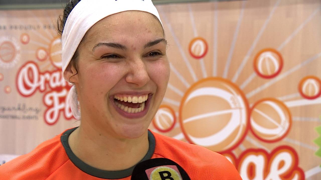 Chatilla van Grinsven in short Oranje