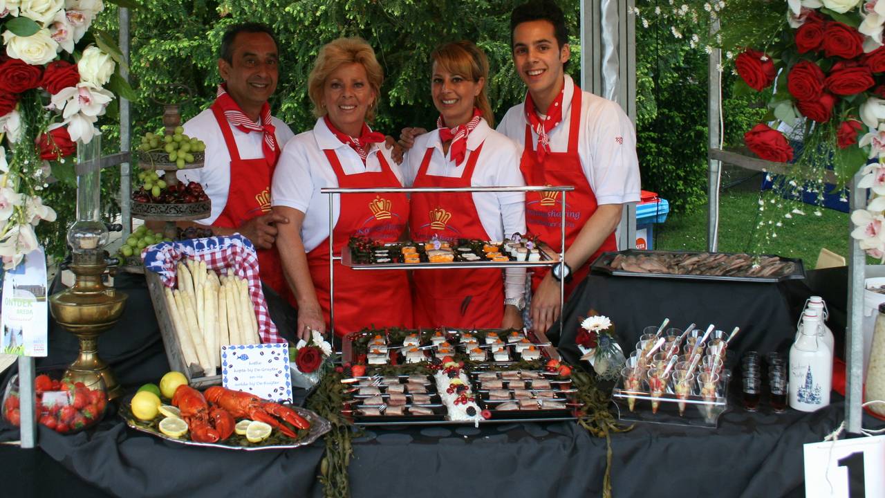 Familie Prevoost-De Ruijter presenteert haringen in Brussel (Foto: website De Ruijters Vis)