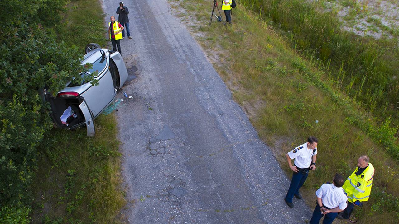 Auto vliegt van snelweg A58 Best (foto: Sander van Gils/SQ Vision)