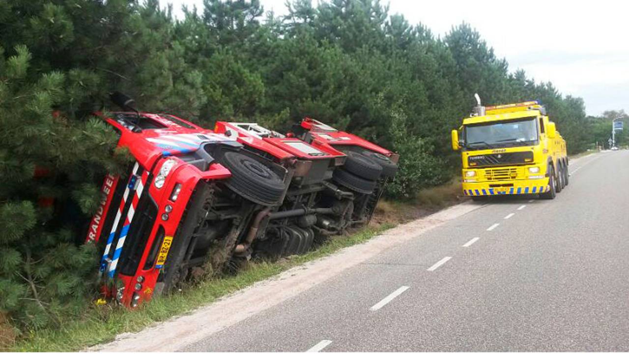 Hoogwerker op zijn kant (foto: Rico Vogels / SQ Vision)