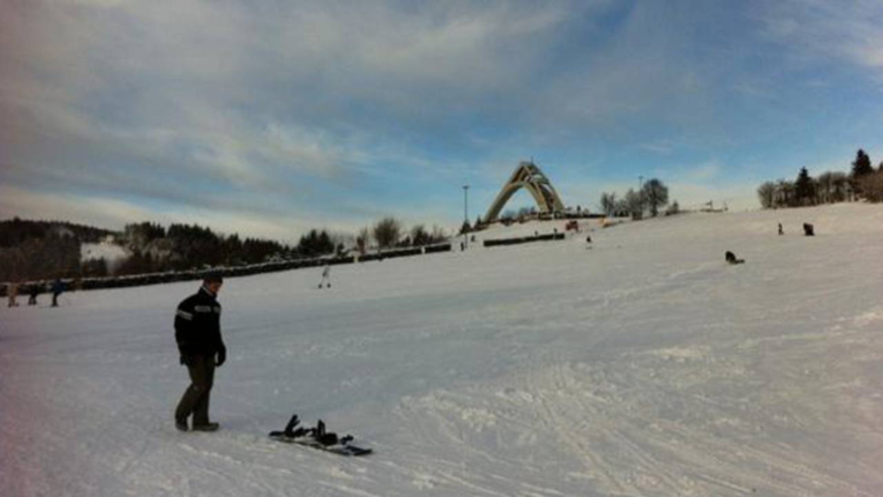 Niet extra betalen om skigebied te bereiken (bron: @DerBrabander / Twitter)