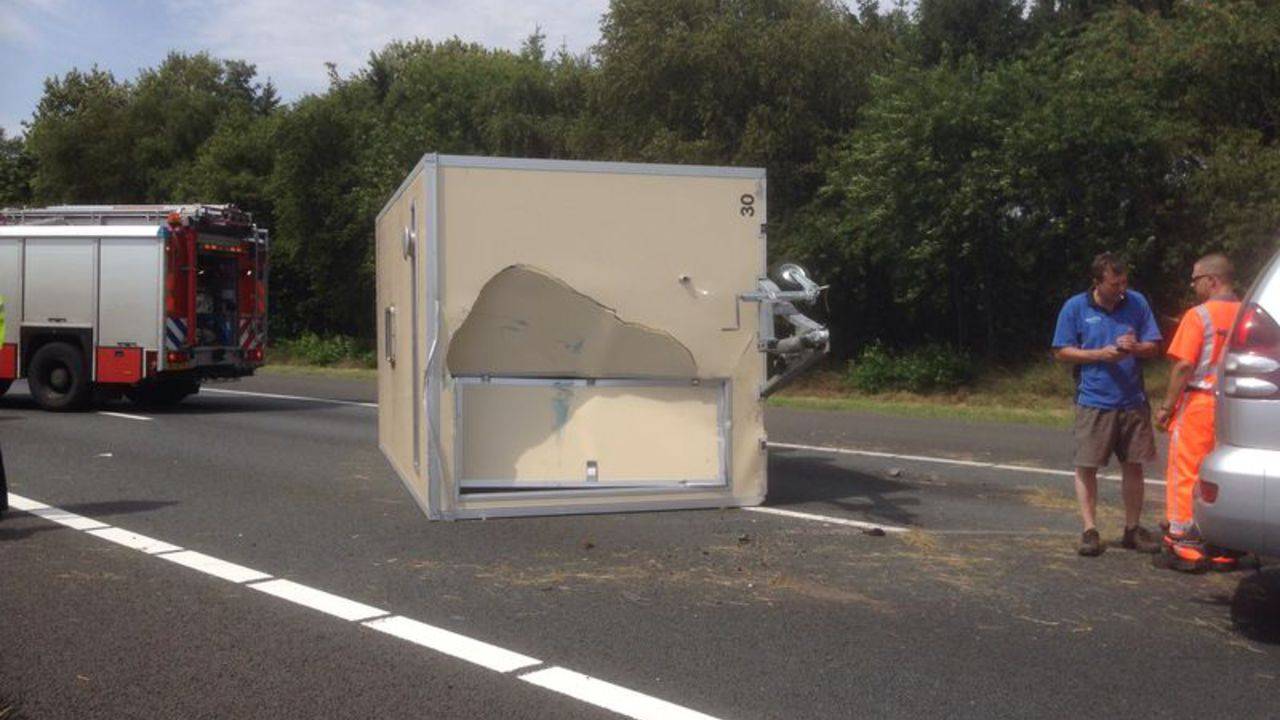Wc-wagen gekanteld (Foto: Harrie Grijseels)