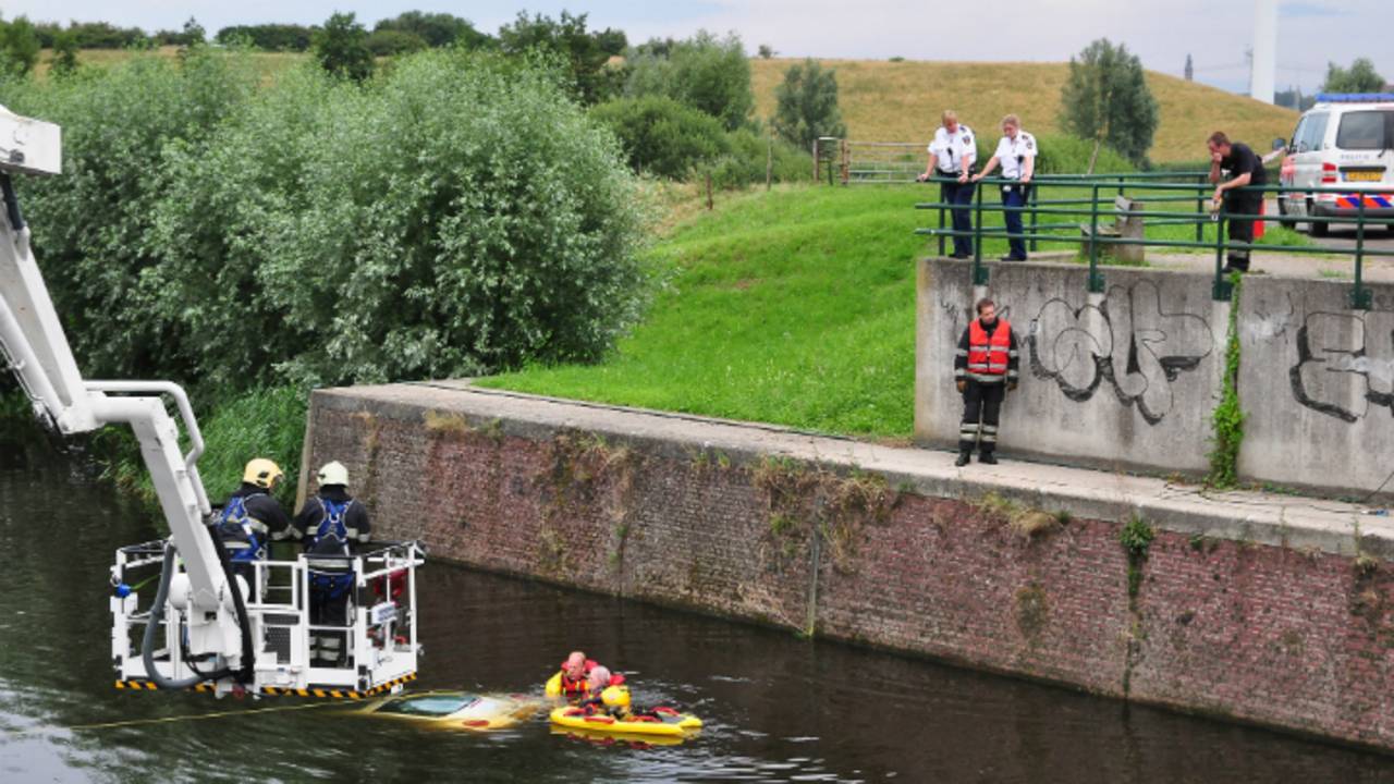 Hulpdiensten zijn bezig de auto uit het water te halen (Marvin Doreleijers/FPMB)