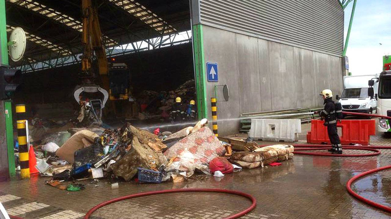 Berg afval wordt geblust (foto: Hans van Hamersveld / SQ Vision)