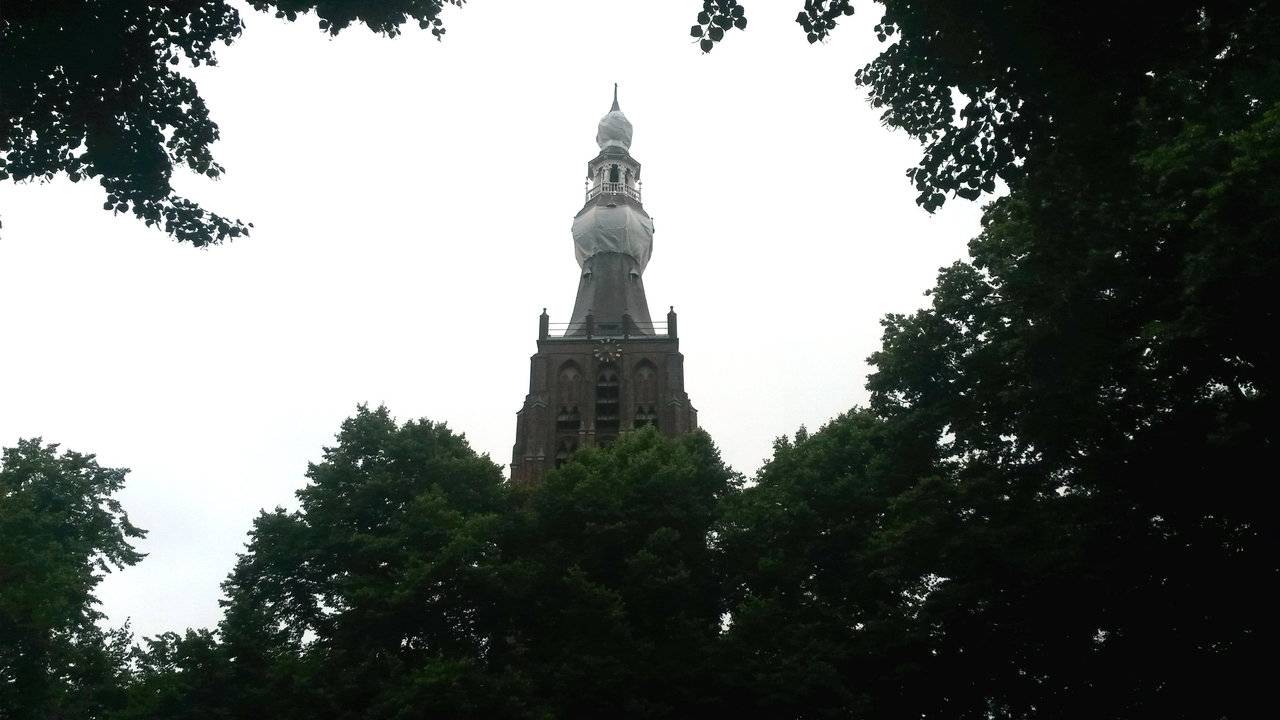 De ingepakte kerktoren van Hilvarenbeek
