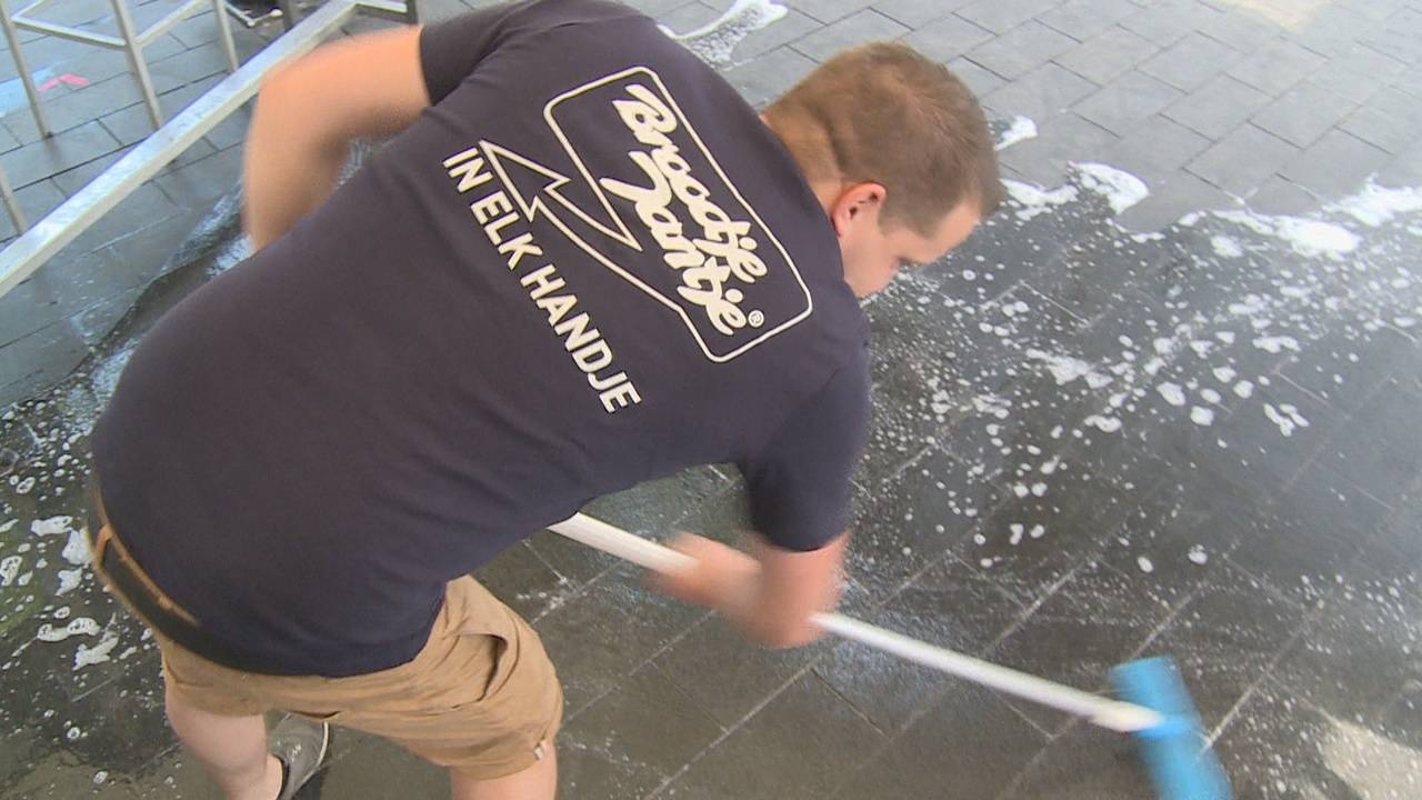 De dag na tien dagen Tilburgse Kermis is het opruimen geblazen.