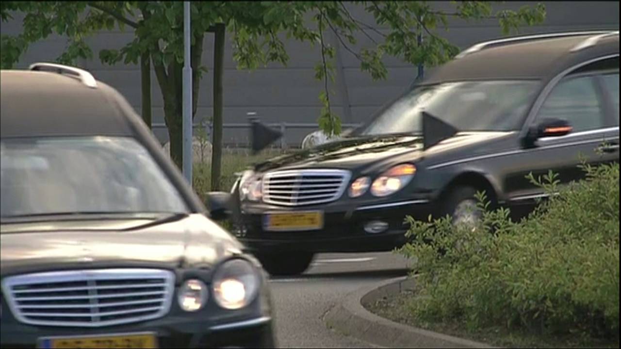 Rouwwagens zullen de stoffelijke overschotten naar Hilversum brengen.