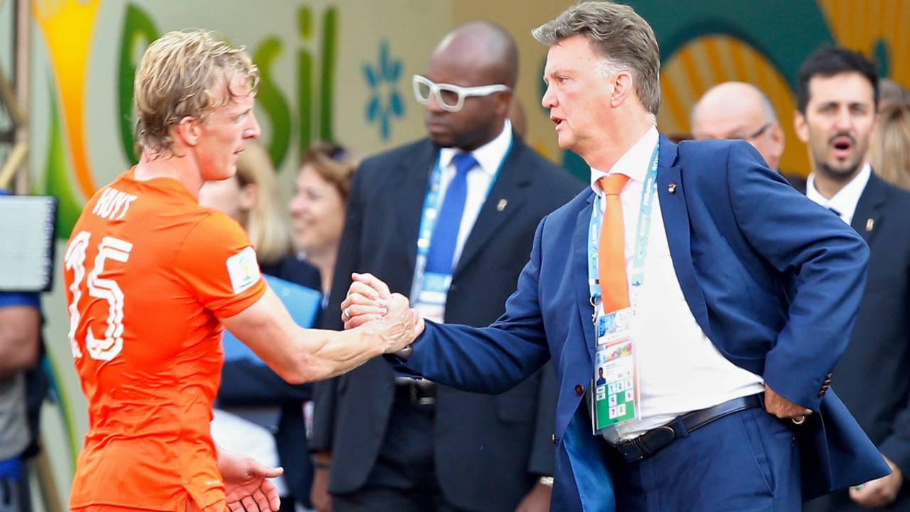Louis van Gaal wil kunstgras uit Waalwijk