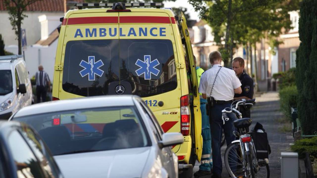 Auto rijdt door na aanrijden vrouw (foto: Christian Traets/SQ Vision)