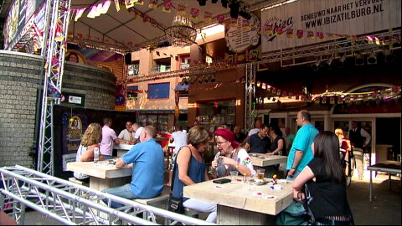 Het Donders Paleis op de Tilburgse kermis staat vlak voor een flat 