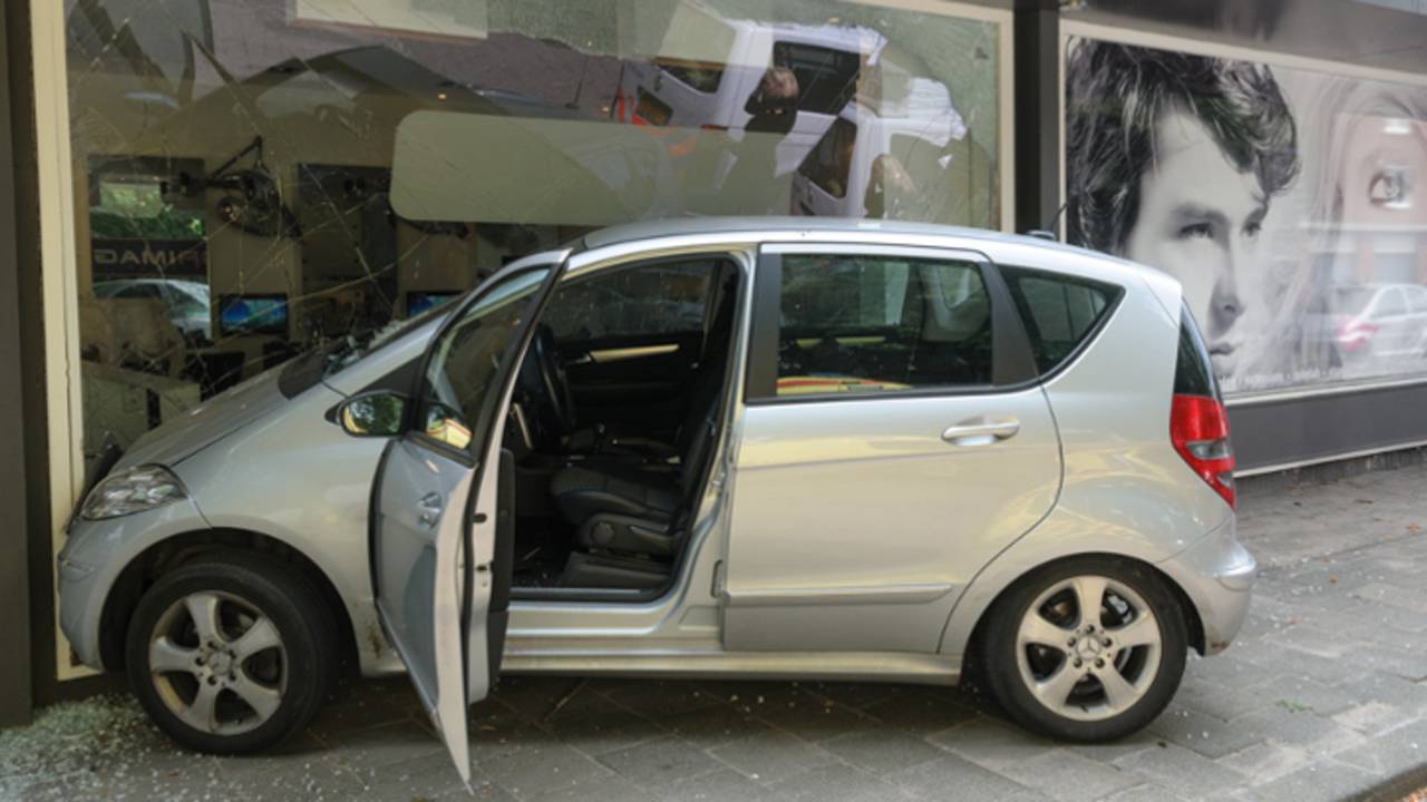 Auto tegen kapsalon (foto: Tom van der Put / SQ Vision)