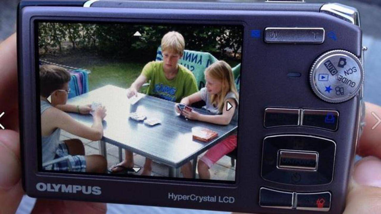 Gezin De Bruin aan het kaarten op vakantie