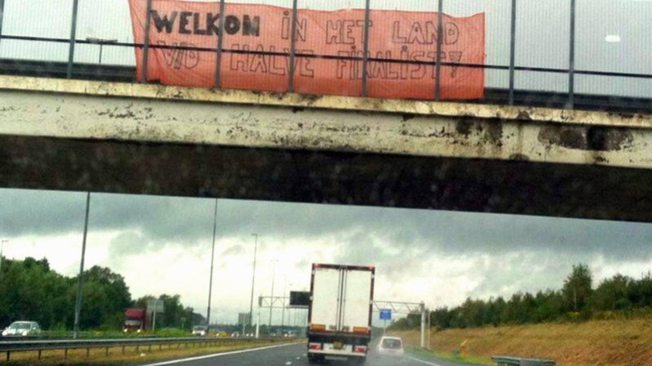 Het spandoek bij grensovergang Hazeldonk. (Foto: Harrie Staps)