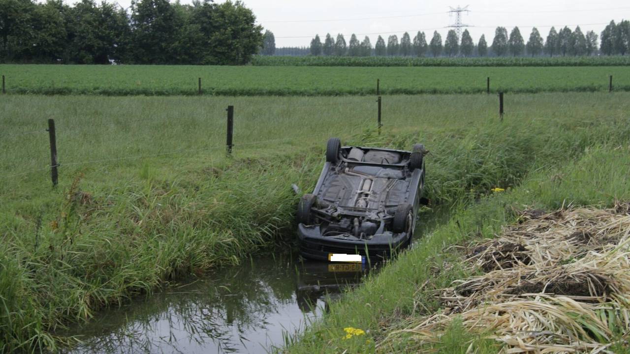 Een auto belandde in een sloot. (foto: Alexander Vingerhoeds/Obscura Foto)