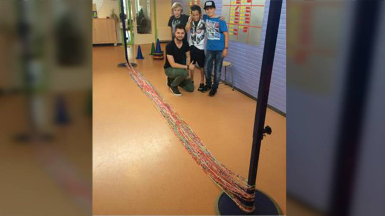 Basisschool De Beemd in Schijndel maakt de langste loomband van Nederland (foto: Steven Gevers)
