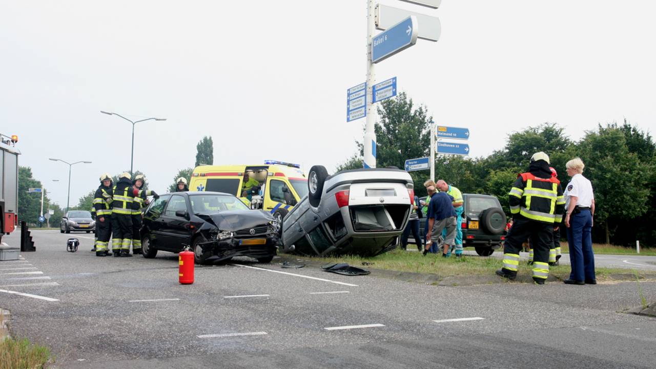 Auto op zijn kop op Helmondsingel in Deurne (foto: Martien van Dam/SQ Vision)