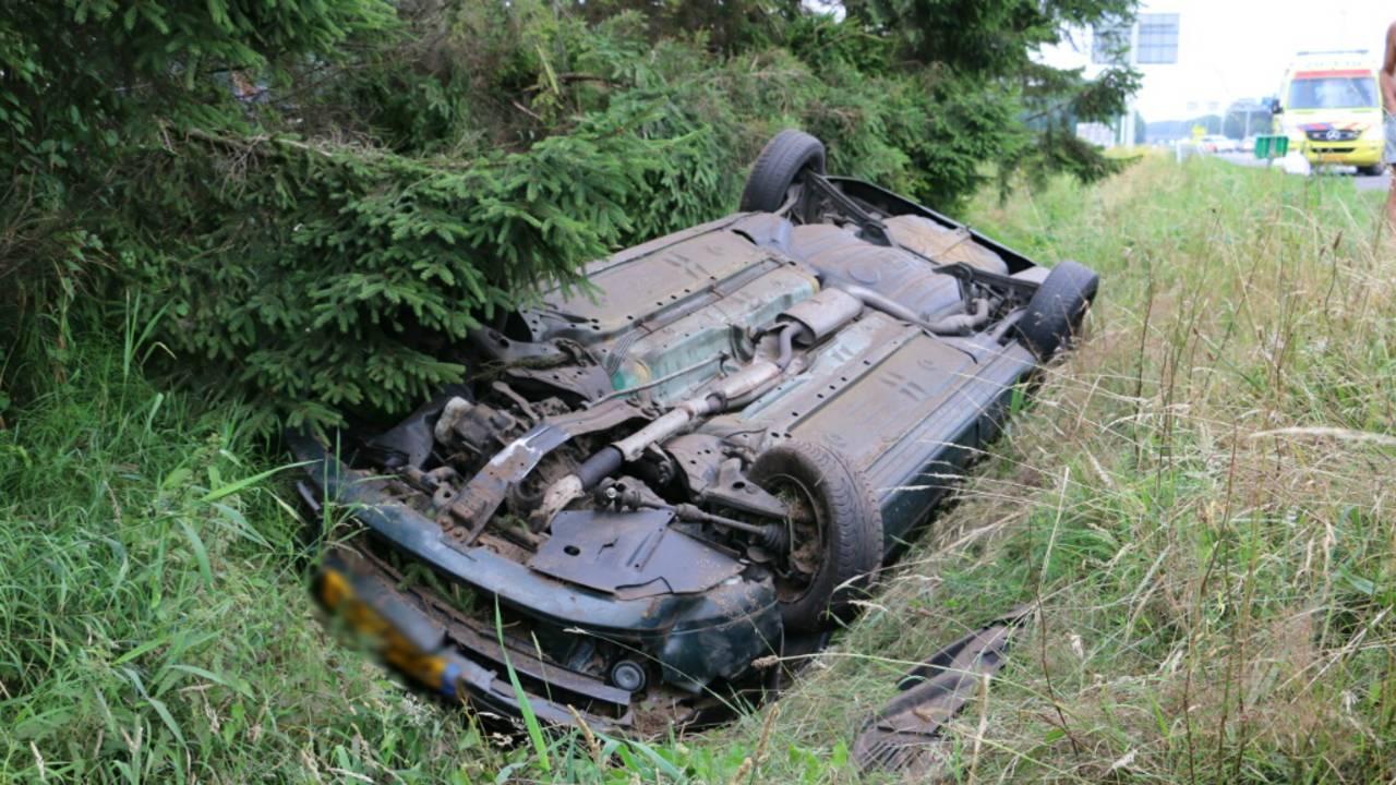 De auto belandde op zijn kop in de sloot (Foto: Mathijs Bertens/Stuve fotografie)