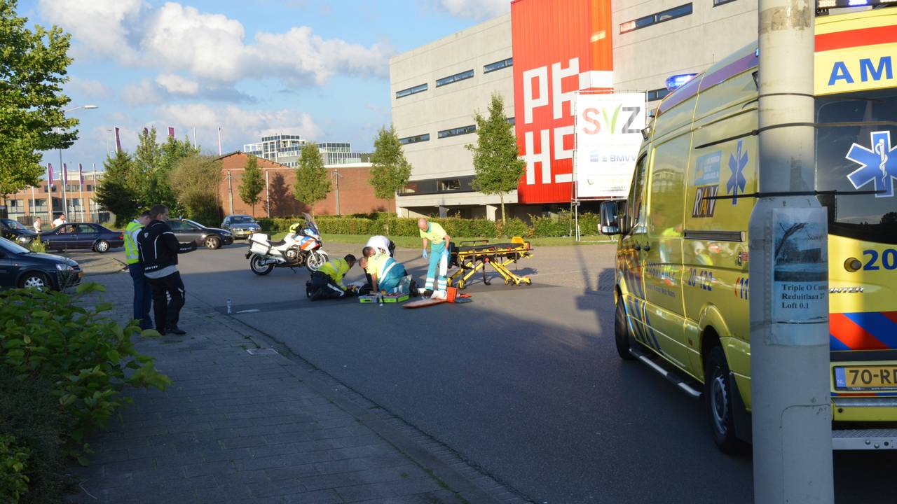 Fietser gewond bij ongeval op Slingerweg. (foto: Perry Roovers/SQ Vision Mediprodukties)