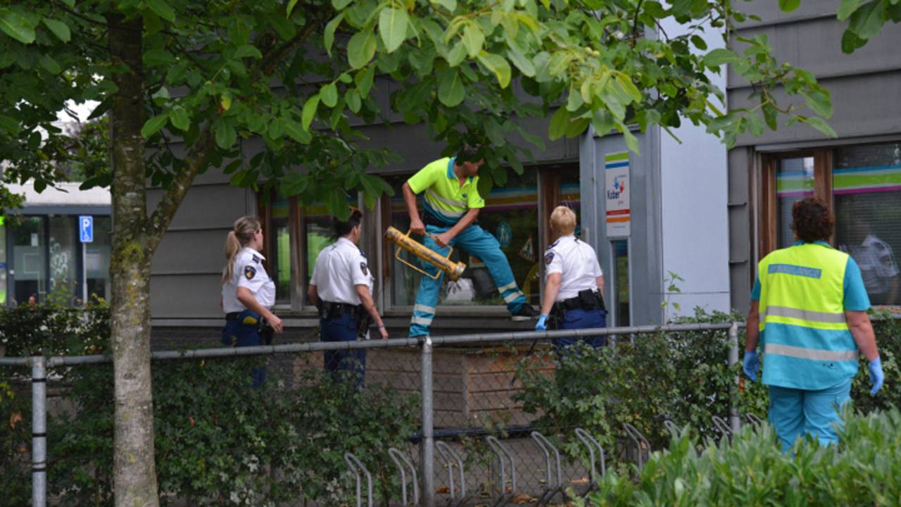 Ruit ingeslagen met stormram (foto: Perry Roovers / SQ Vision)