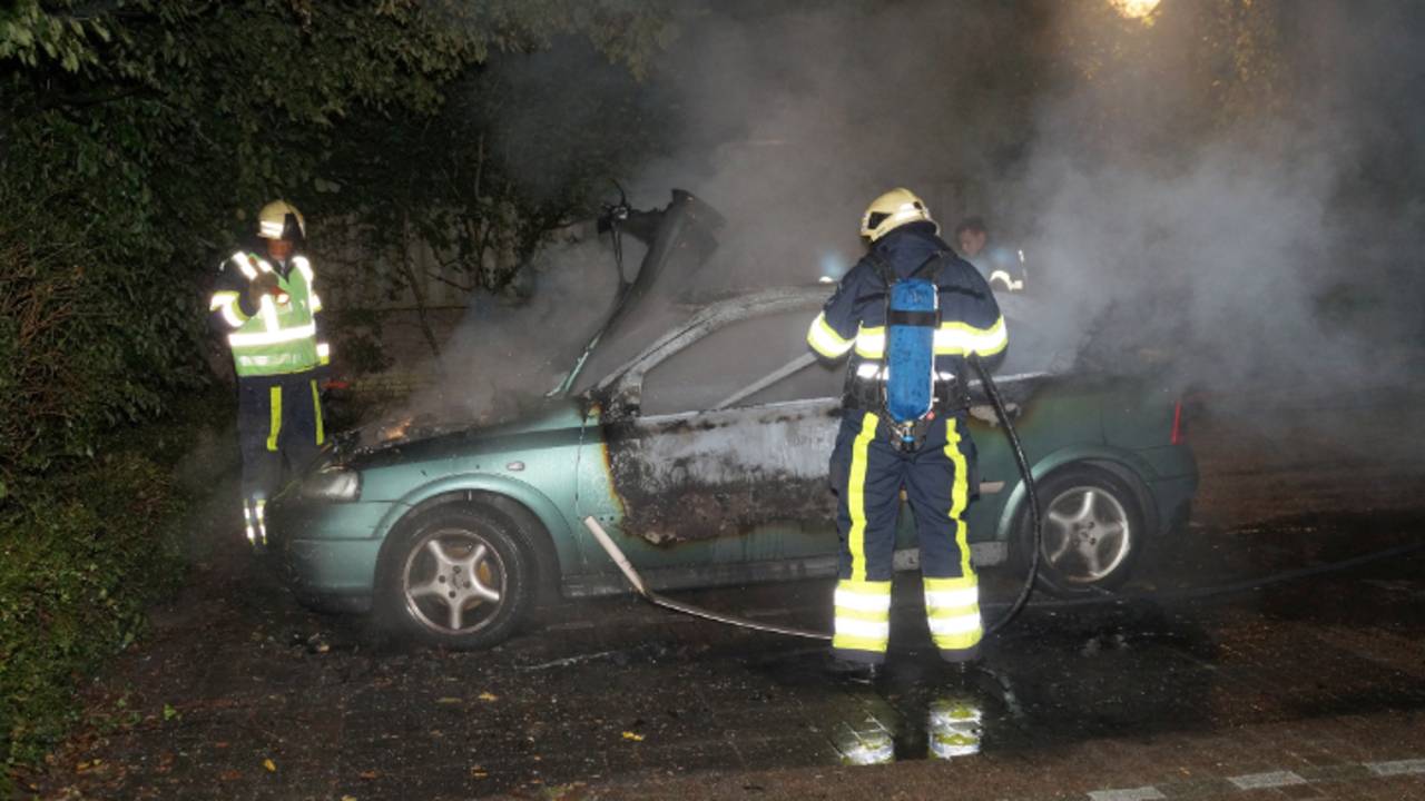 Auto uitgebrand (foto: Martijn van Bijnen / FPMB)