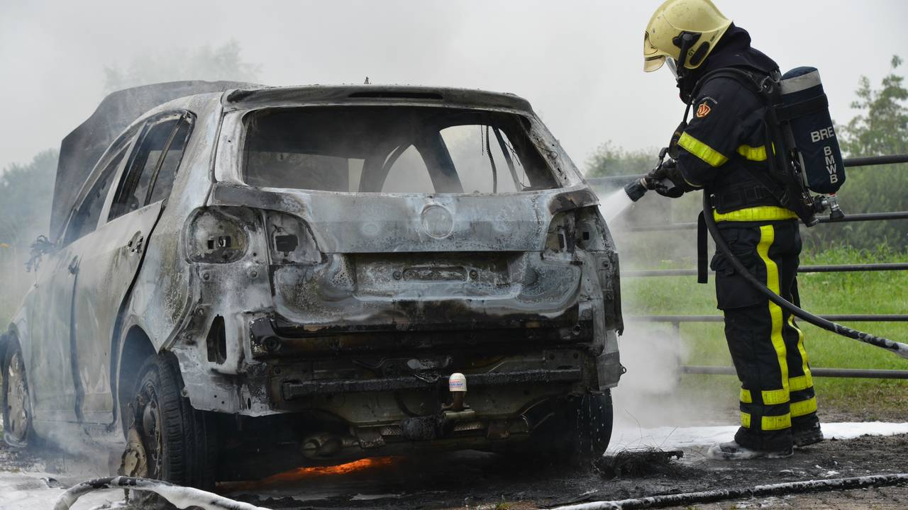 De auto brandde volledig uit. (foto: Perry Roovers/SQ Vision Mediaprodukties)
