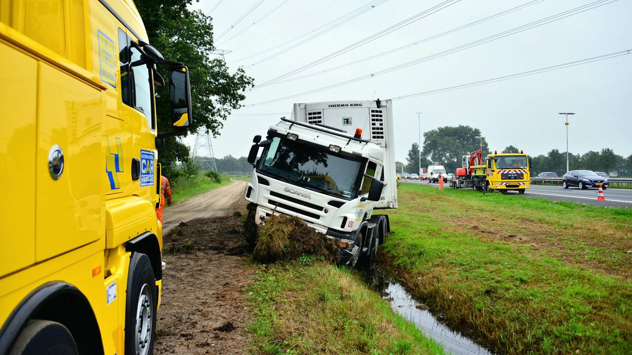 De vrachtwagen belandde in een sloot. (foto: Jules Vorselaars/JV Media)