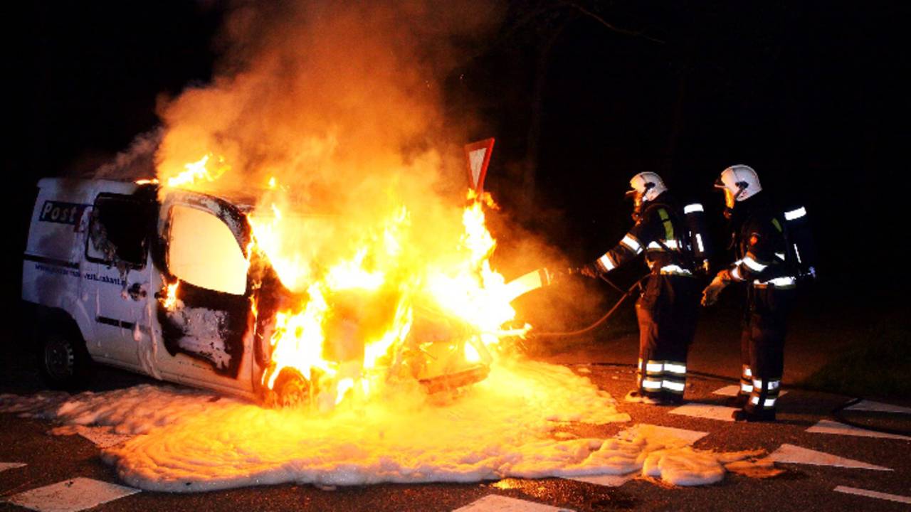 Bestelbus in brand (foto: Jeroen Stuve / Stuve Fotografie)