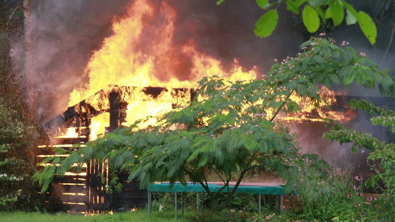 Brand in schuur aan Wildert in Etten-Leur. (foto: Alexander Vingerhoeds/Obscura Foto)