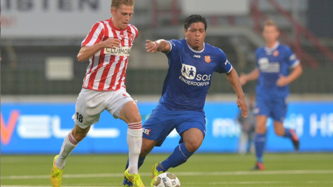 Dennis Janssen van FC Oss probeert weg te springen (foto: VI Images)