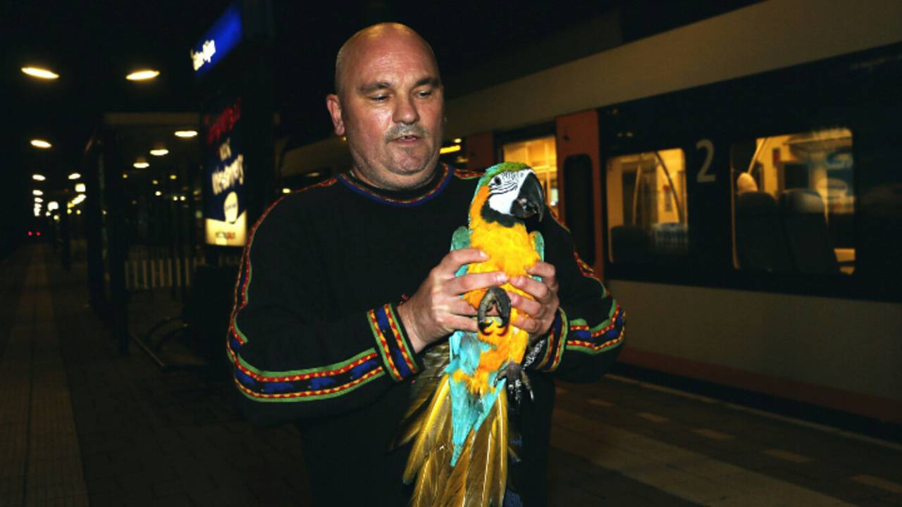 Man met gevangen papegaai (foto: Mathijs Bertens / Stuve Fotografie)