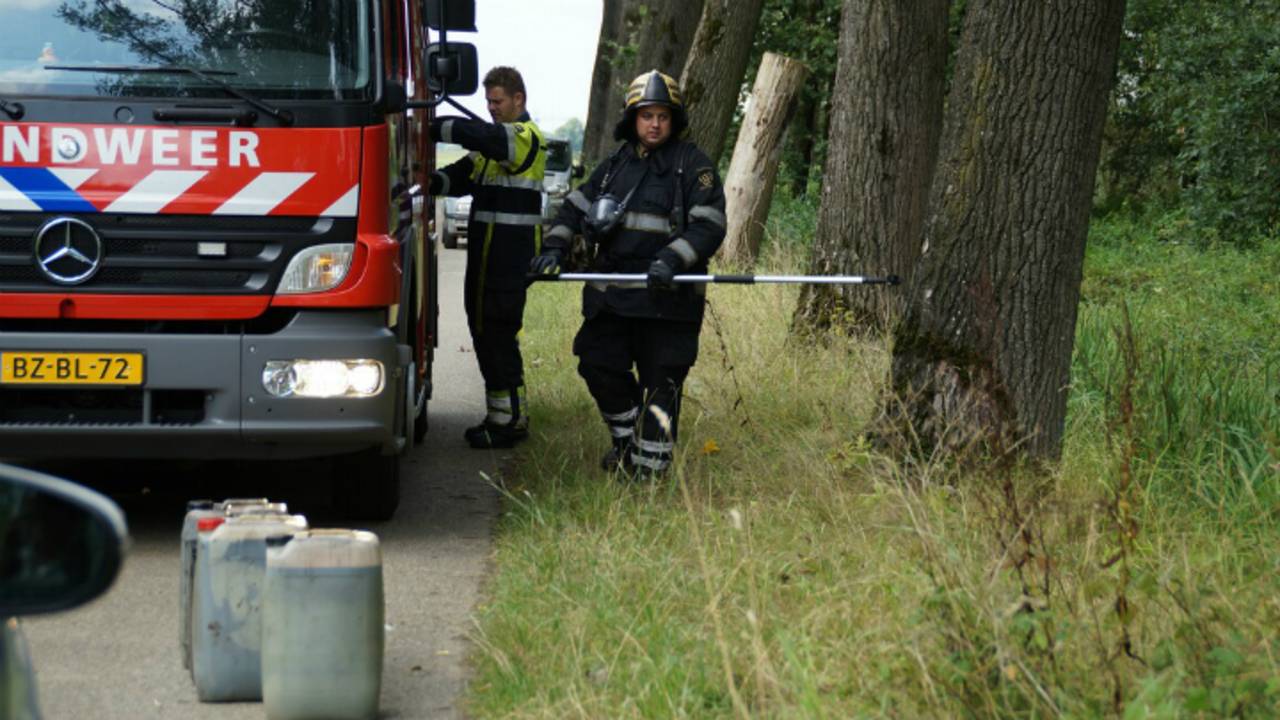 Vermoedelijk gaat het om vaten met drugsafval (Foto: Anja van Beek)