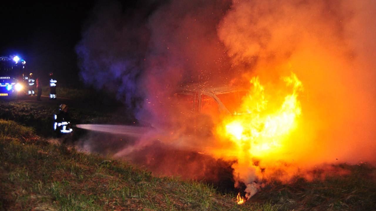 Brandweer aan het blussen (foto: Marvin Doreleijers / FPMB)