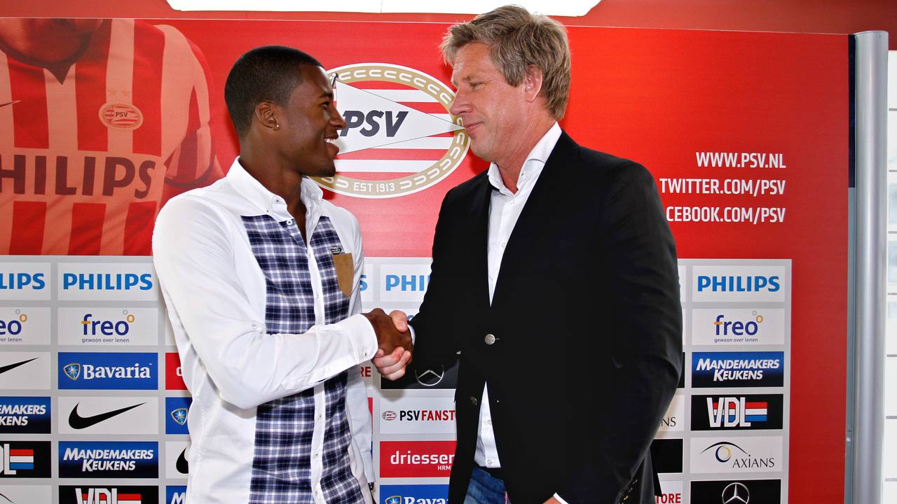 Marcel Brands feliciteert Wijnaldum