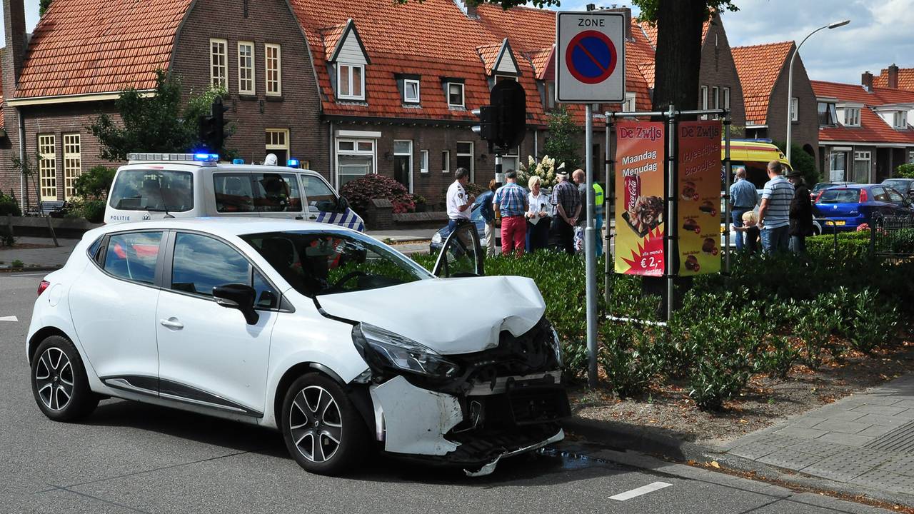 Een van de auto's raakte flink beschadigd. (foto: FPMB/Marvin Doreleijers)