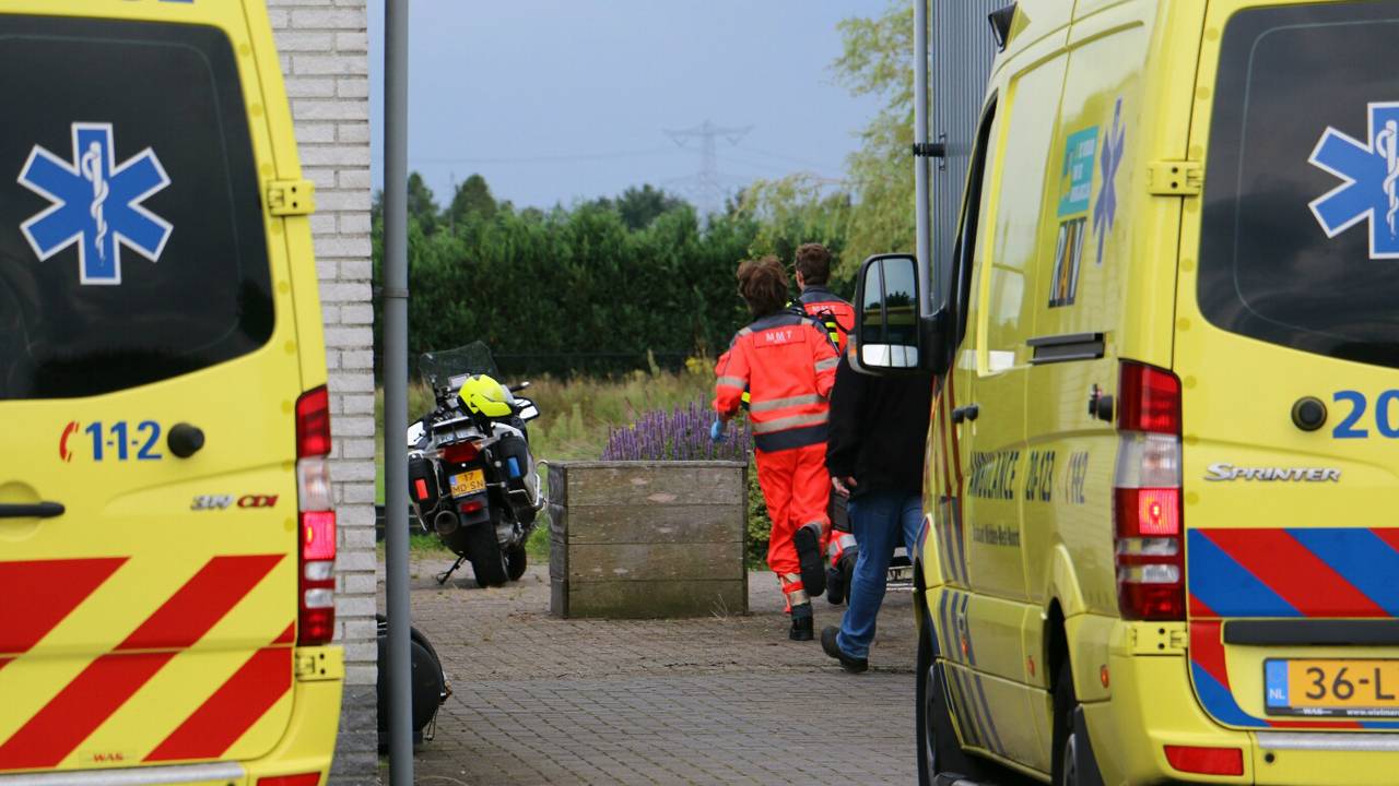 Ambulancepersoneel snelt te hulp (foto: Mathijs Bertens/Stuve Fotografie)