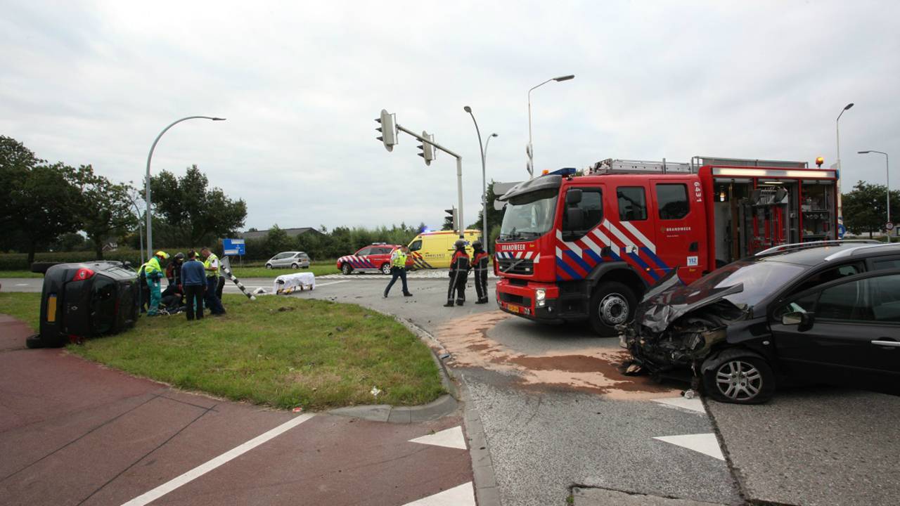 Eén auto belandde op de kant (foto: Jeroen Stuve/Stuve Fotografie)