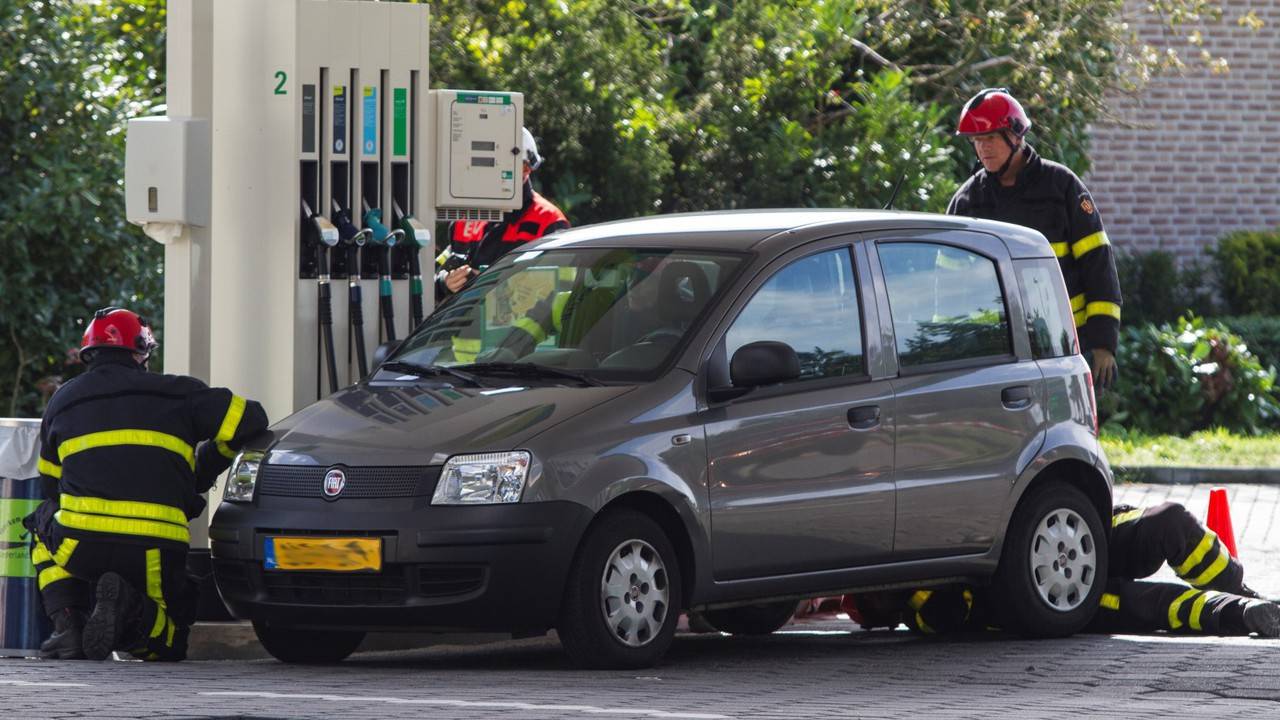 De brandweer had veel werk aan de auto in Sint Willebrord (Alexander Vingerhoeds/Obscura Foto)