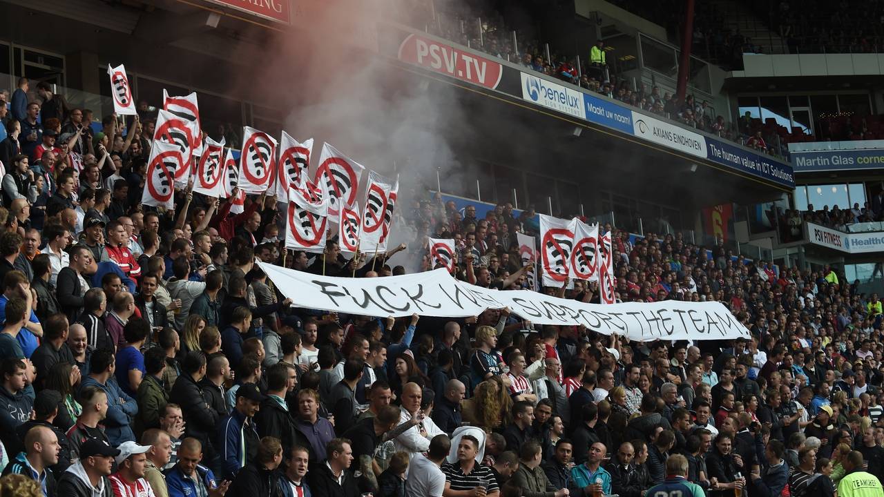 De protestactie van de PSV-supporters (foto: Henk van Esch)