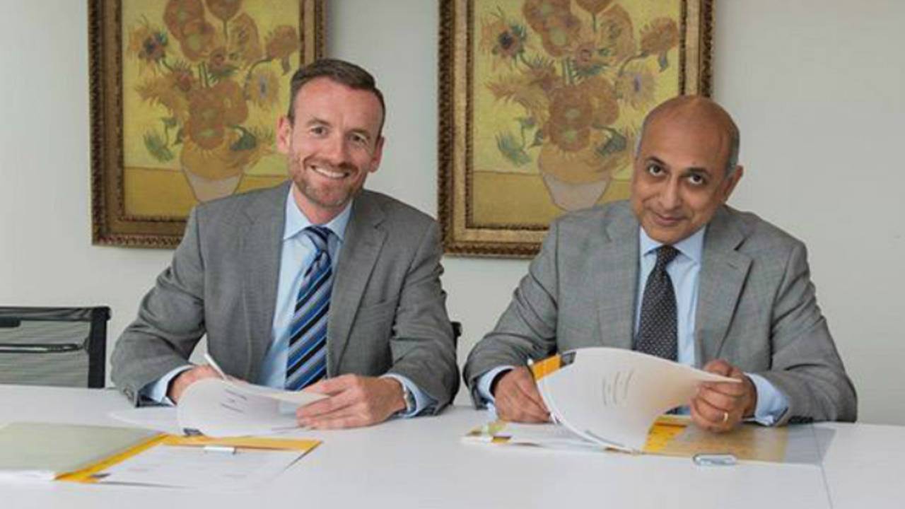 De overeenkomst, Guha rechts (foto: Van Lanschot)