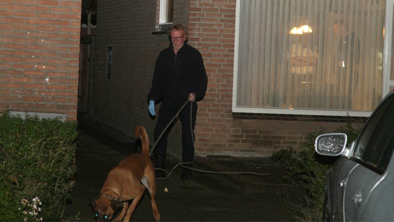 Politie zoekt met hond naar sporen (foto: Marco van den Broek/SQ Vision)