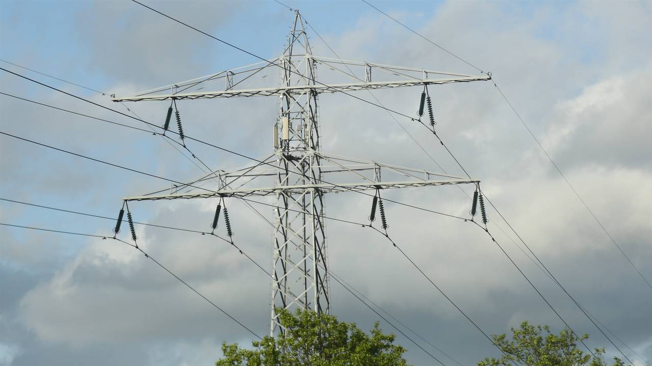 De gemeente Moerdijk vreest dat de aanleg van een hoogspanningsmast in Zevenbergschen Hoek het dorp uit elkaar trekt.