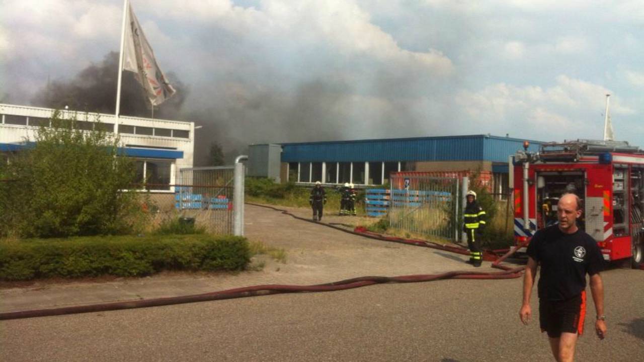 Loods in brand (foto: Jan van de Kasteele)